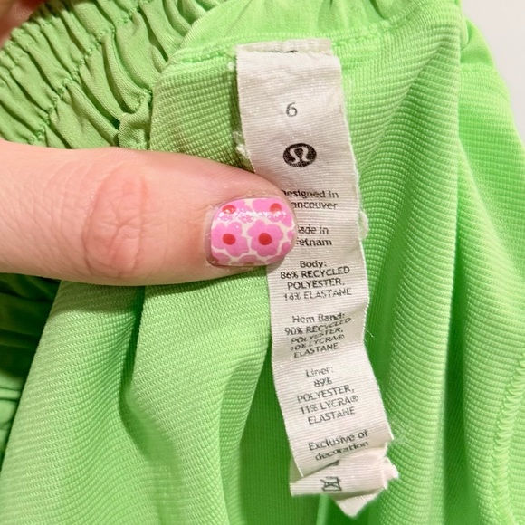 Lululemon Hotty Hot Low-Rise Lined Short 4" Scream Green Light Size 6 - Picture 6 of 7